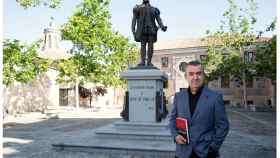 Lorenzo Silva frente a la estatua de Juan de Padilla en Toledo.