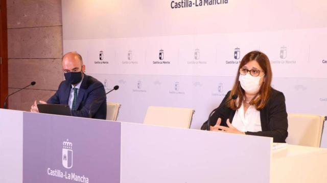 La directora gerente del Sescam, Regina Leal y el director general de Recursos Humanos, Iñigo Cortázar