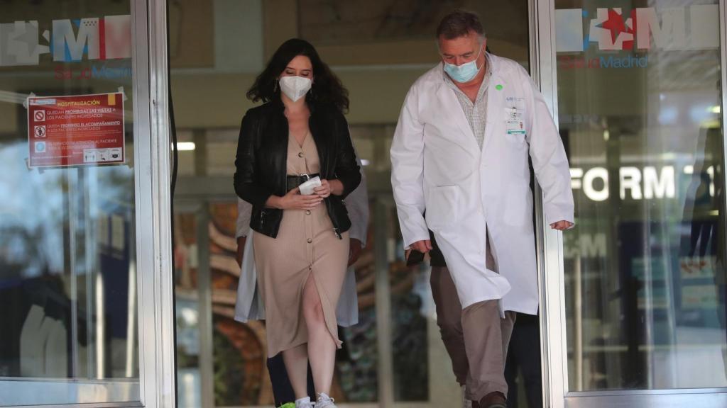 Isabel Díaz Ayuso, abandona el hospital Ramón y Cajal de Madrid, después de visitar a Ángel Gabilondo