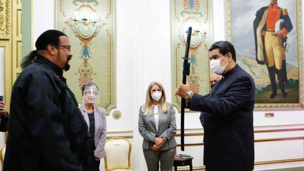 Nicolás Maduro con Steven Seagal en el Palacio de Miraflores.