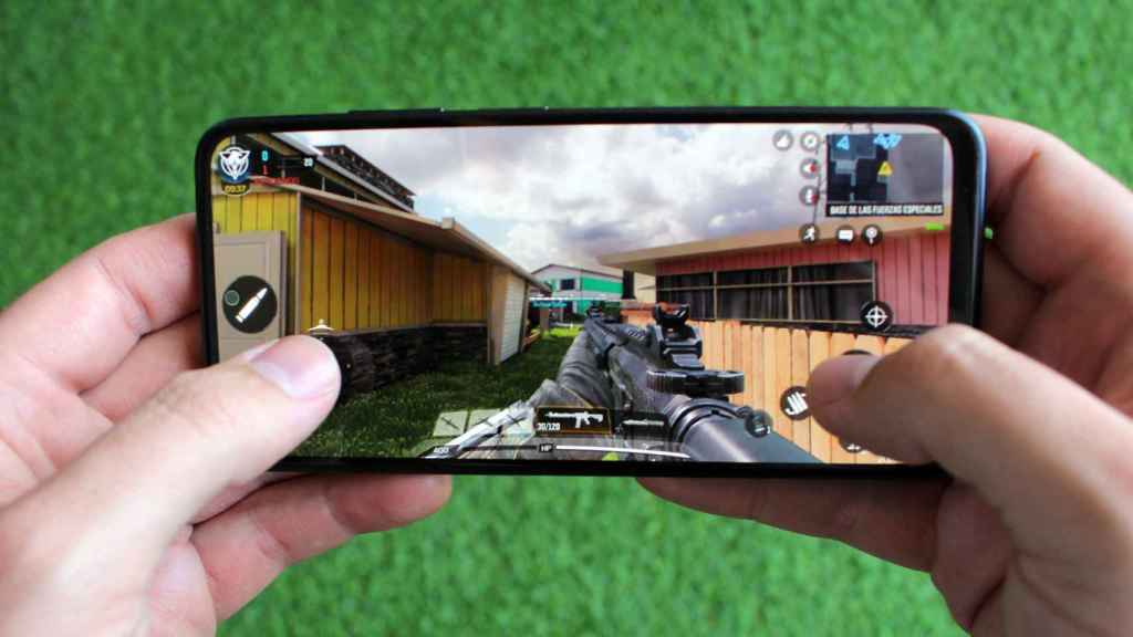 Jugando a Call of Duty en el Xiaomi Redmi Note 10S.