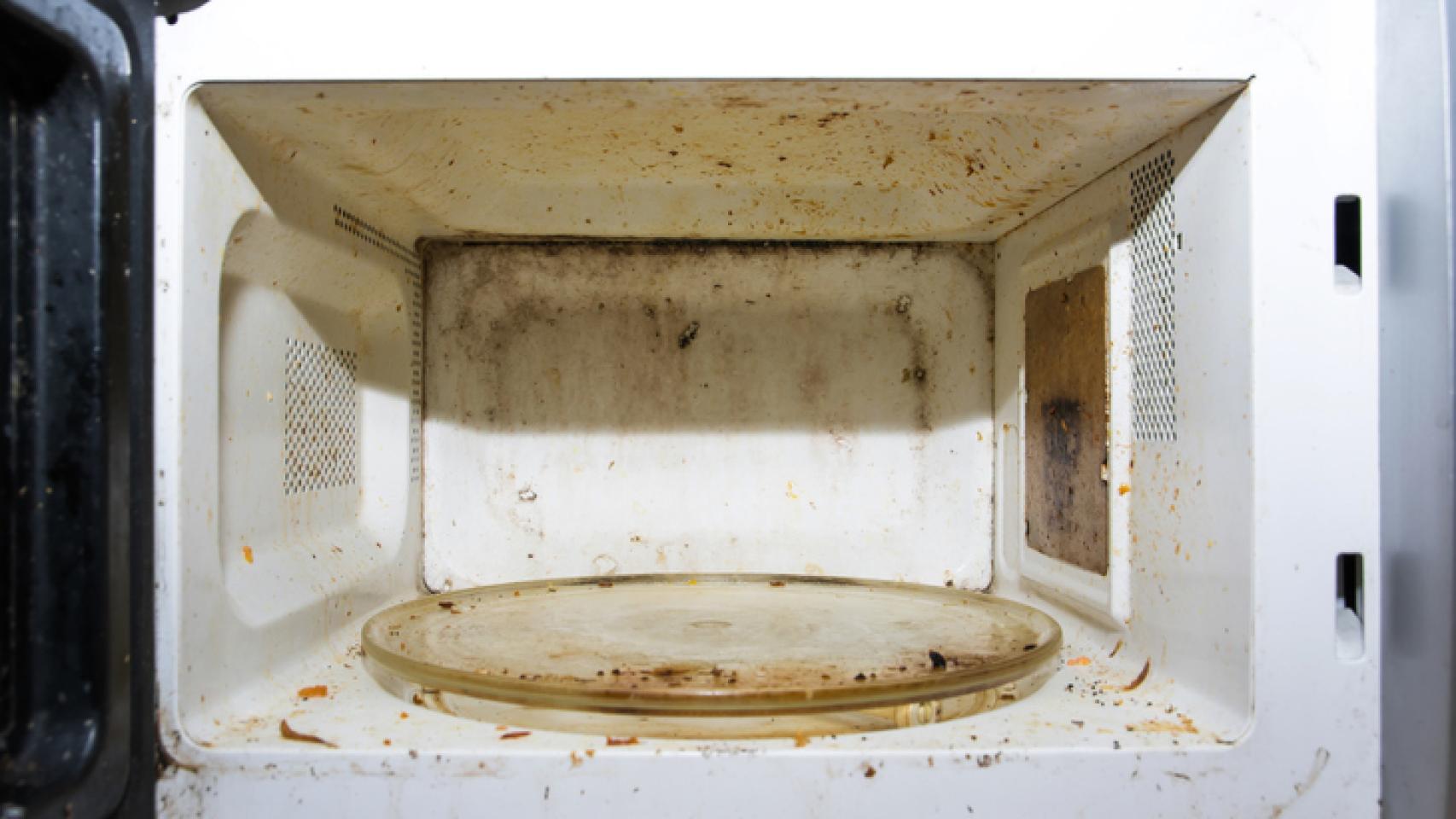 ¿Cómo limpiar el microondas por dentro con trucos caseros?