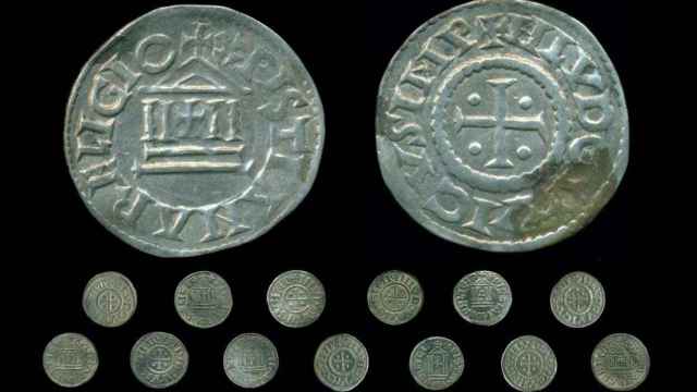 Descubierto un gran tesoro carolingio de 118 monedas de plata en Polonia
