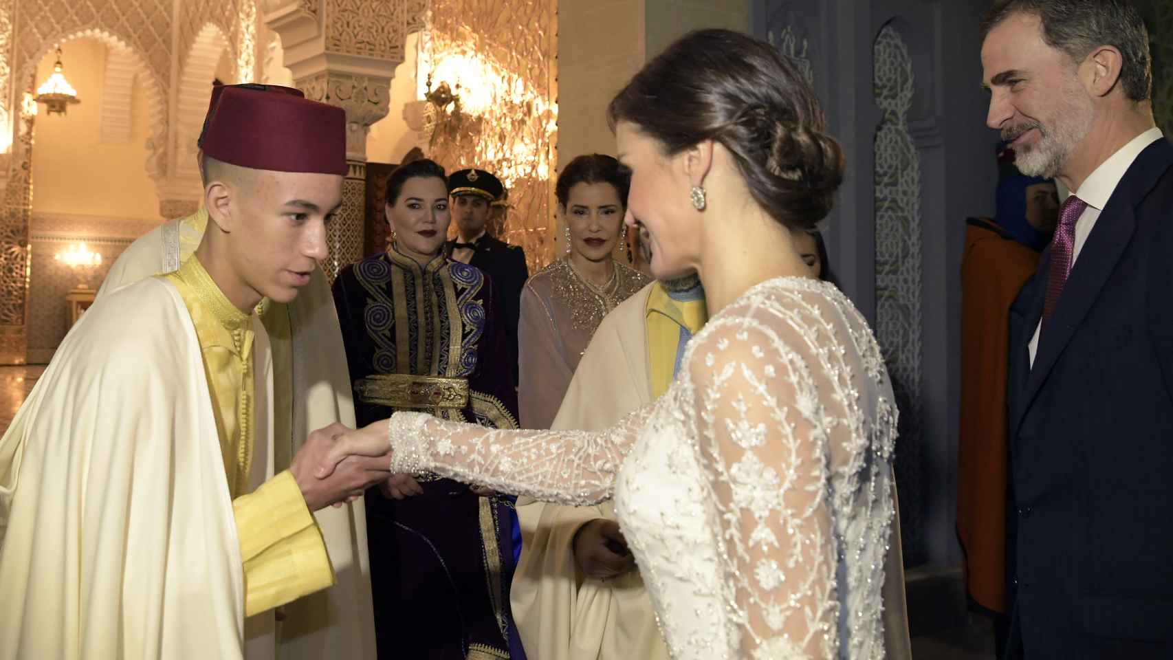 El príncipe Moulay Hassan saludando a la reina Letizia bajo la atenta mirada de sus tías, hermanas de su padre, el Rey.