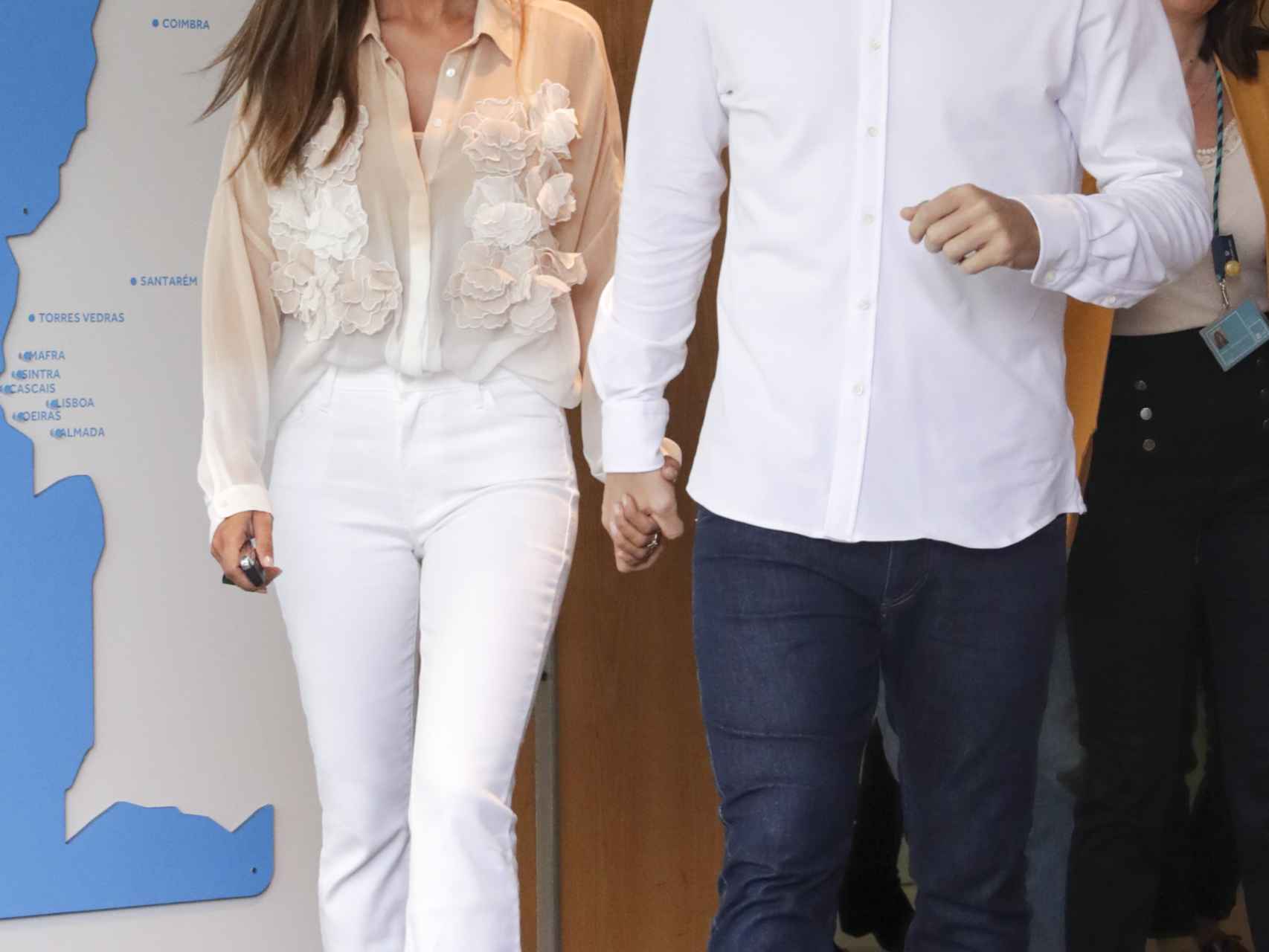 Sara e Iker en una imagen en mayo de 2019 a la salida del hospital en Portugal.