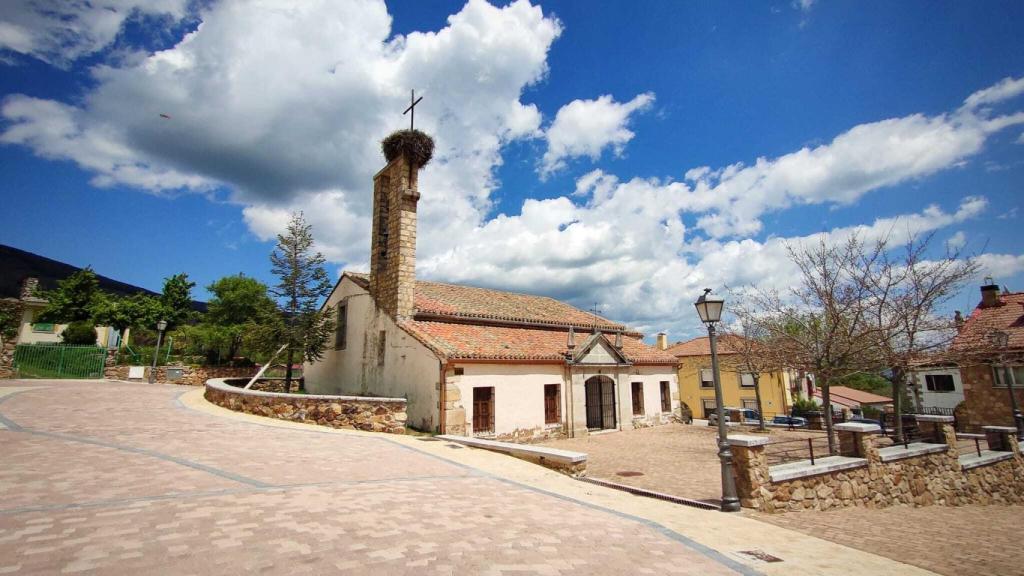 La iglesia de Navarredonda, quemada en la guerra y reconstruida durante el franquismo.
