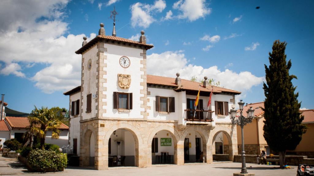 El Ayuntamiento de Navarredonda y San Mamés, que comparte edificio con el bar La Ronda.