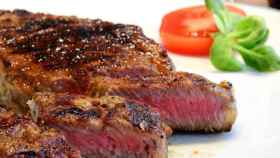 La AESAN limita el consumo de carne roja, pero también de carne blanca, algo que no figura en otras guías.