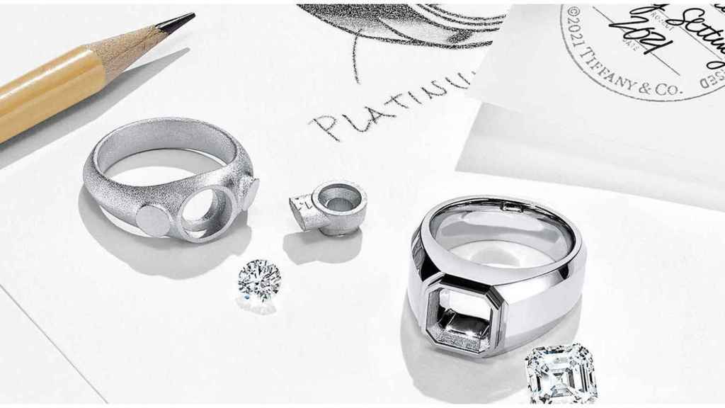 Tiffany & Co muestra su catálogo de anillos de compromiso para hombres.