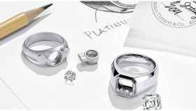 Tiffany & Co muestra su catálogo de anillos de compromiso para hombres.