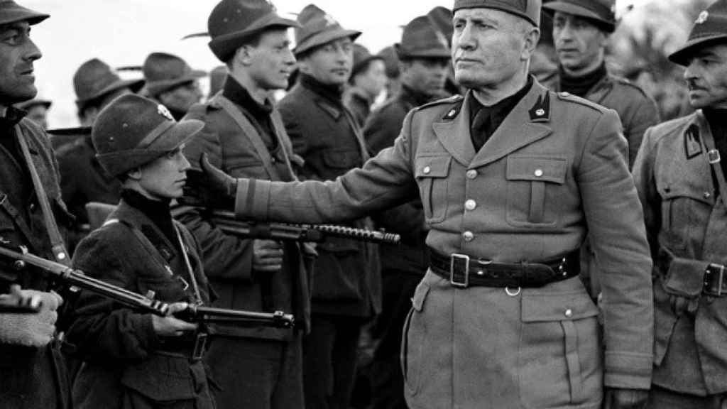 Benito Mussolini realizando una revisión de tropas en 1945.