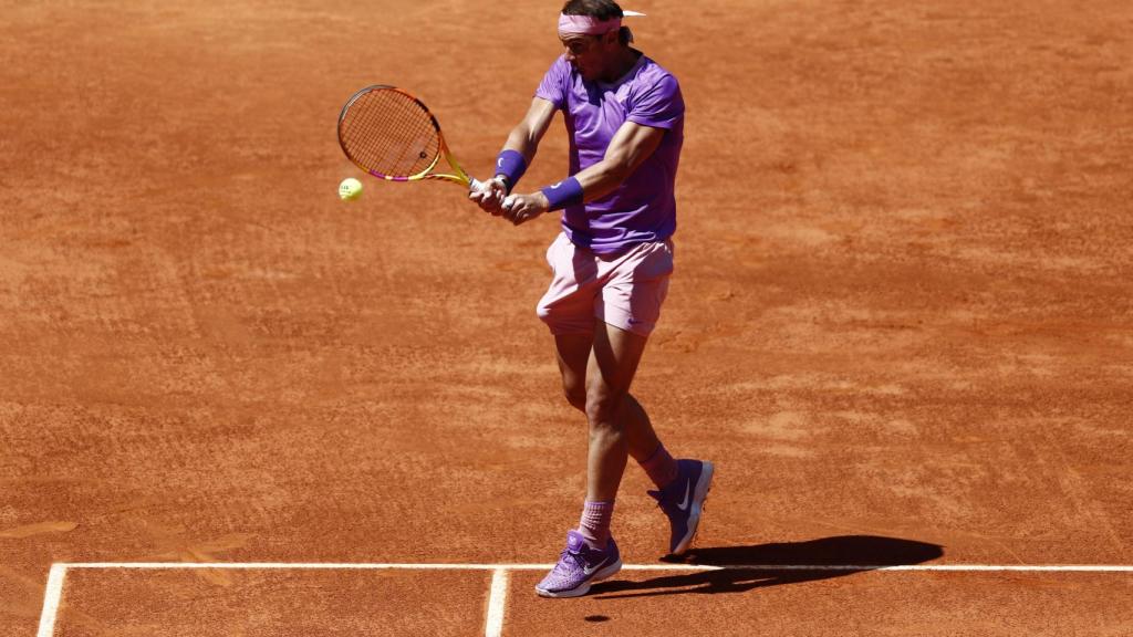 Nadal ejecuta un revés ante Zverev bien plantado en la pista
