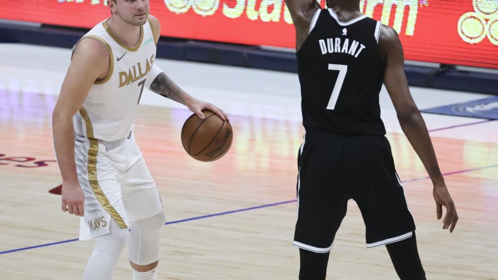 Luka Doncic defendido por Kevin Durant
