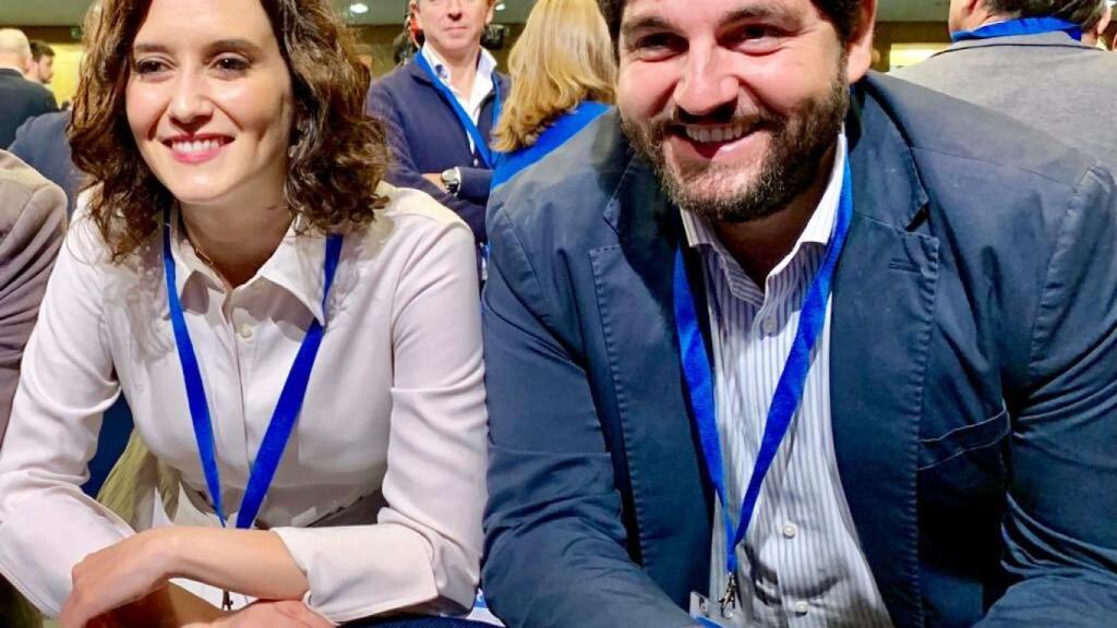 Isabel Díaz Ayuso y Fernando López Miras, posando juntos, en una foto que el líder del PP murciano publicó el 4M en Twitter.