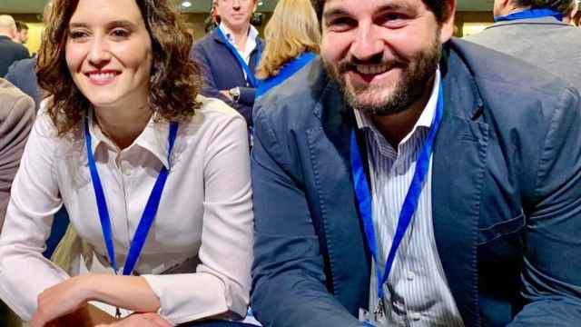 Isabel Díaz Ayuso y Fernando López Miras, posando juntos, en una foto que el líder del PP murciano publicó el 4M en Twitter.