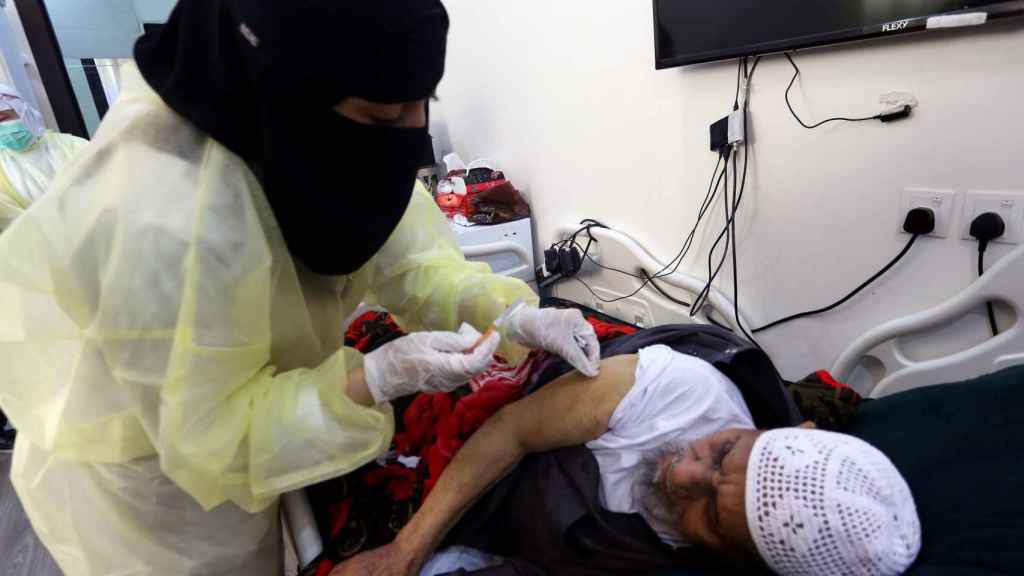 Un hombre saudí recibe la vacuna contra el coronavirus en Riad.
