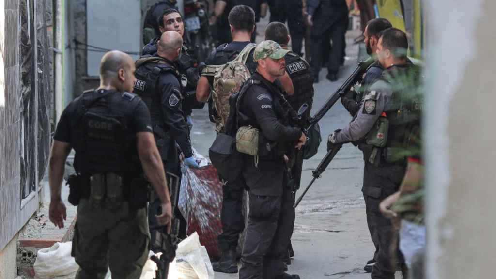 Los agentes policiales en la favela Jacarezinho.