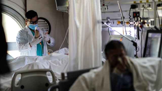 Personal medico realiza controles a sus pacientes en una Unidad de Cuidados Intensivos en un hospital de Buenos Aires.