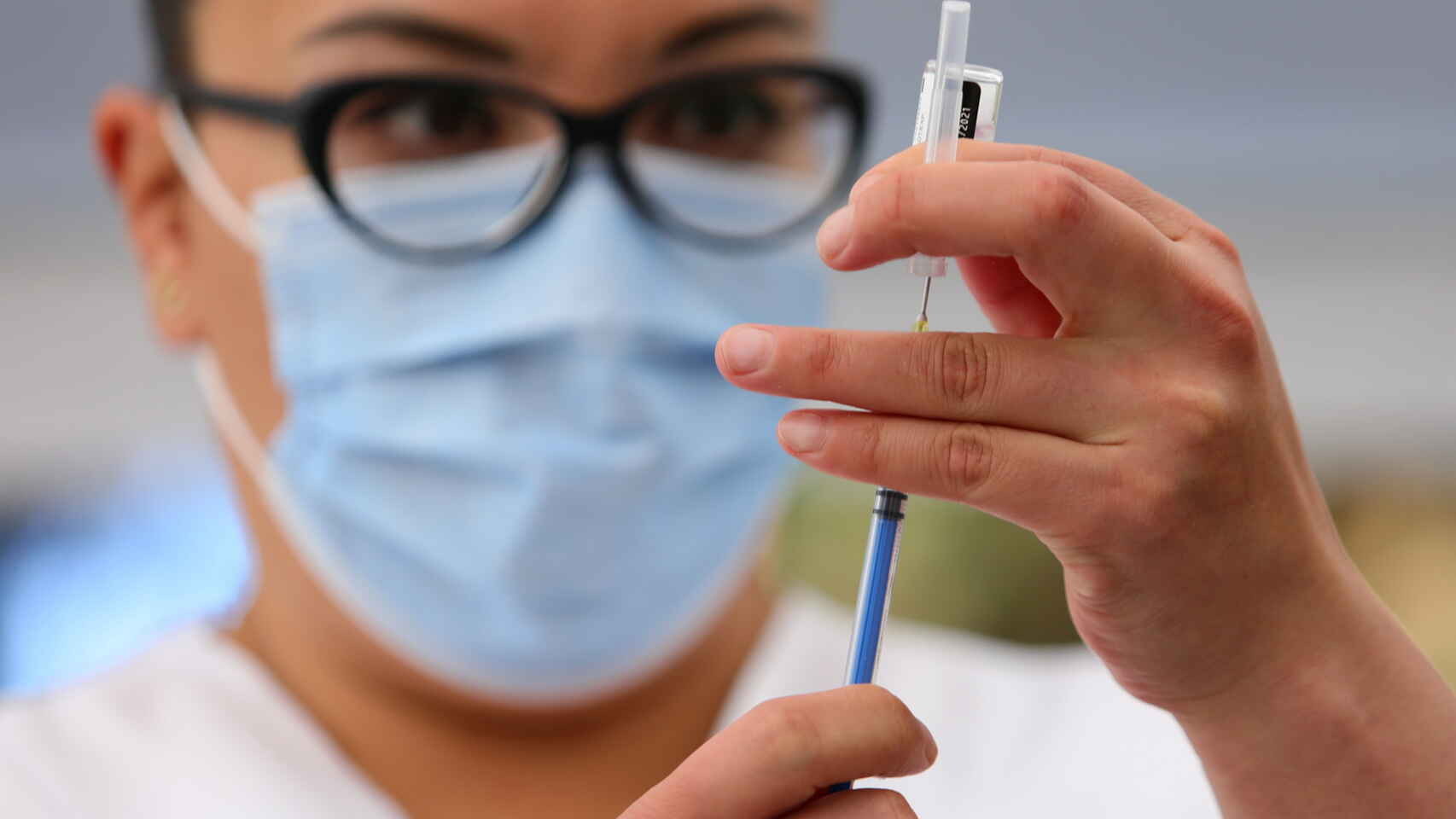 Personal médico prepara una dosis de la vacuna Pfizer