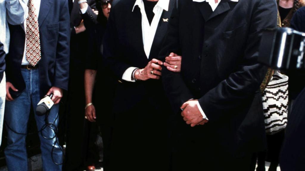 Miguel Bosé junto a Rosario Primo de Rivera, última esposa del torero, durante el funeral de este.