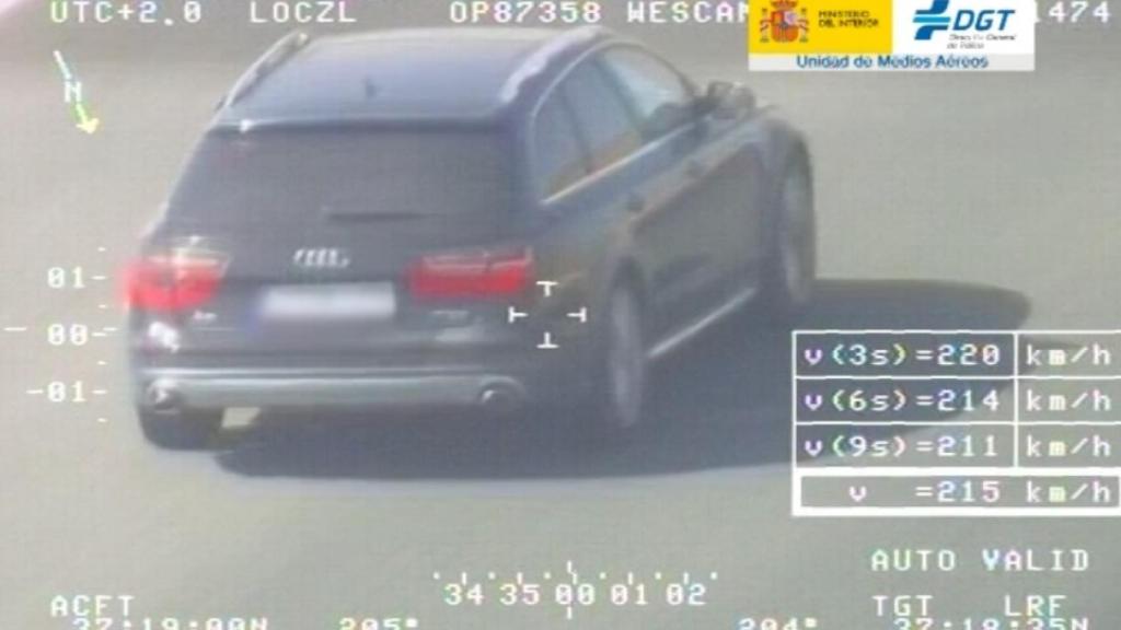 Un vehículo a gran velocidad captado por un helicóptero de la DGT