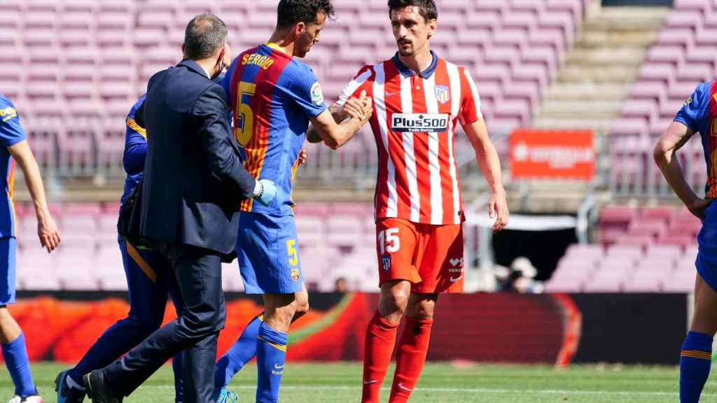 Busquets (Barça) se levanta tras un golpe con Savic (Atlético)