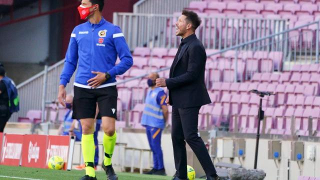 Simeone dando indicaciones en la banda del Camp Nou