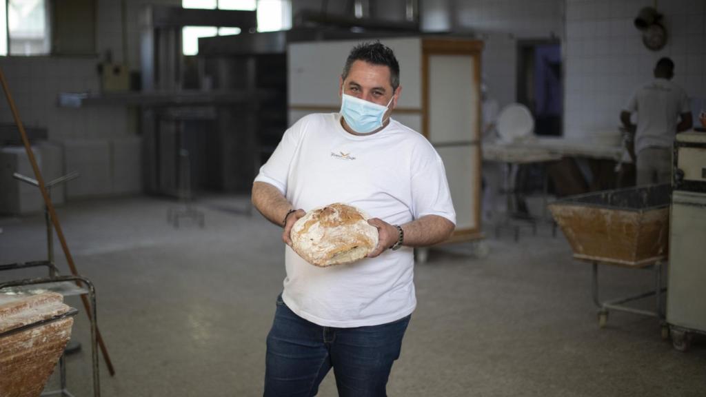 Héctor Pérez, dueño de la cadena Forno de Lugo, con un pan artesanal en el obrador central.