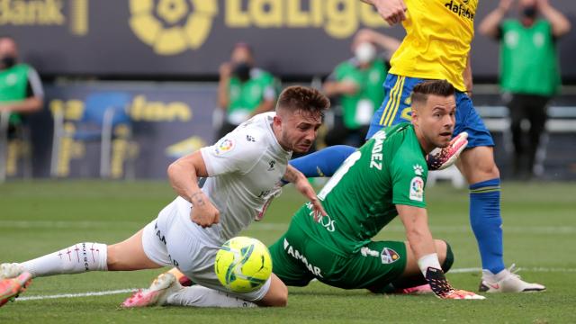 Álvaro Fernández observa como el balón se cuela en su portería