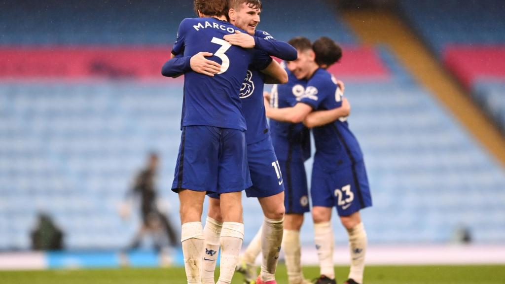 Piłkarze Chelsea świętują zwycięstwo nad Manchesterem City