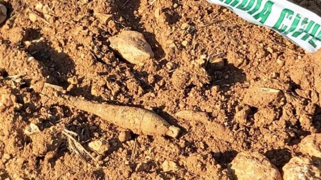 Granada de la Guerra Civil encontrada este sábado en un sembrado de Guadalajara (Foto: Twitter Guardia Civil Guadalajara)