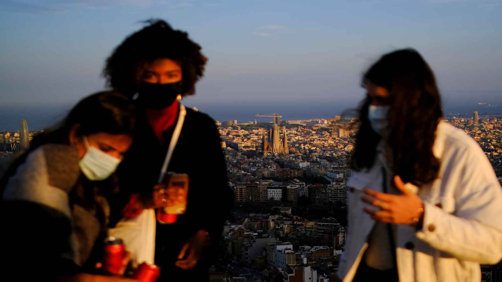 Unos jóvenes con mascarilla en Barcelona.
