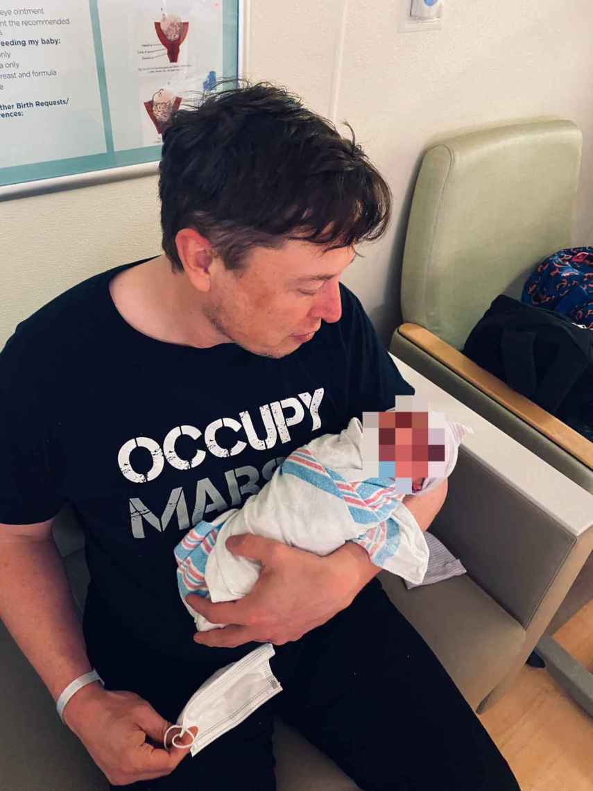 Elon Musk junto a su hijo, X Æ A-12, el día de su nacimiento.