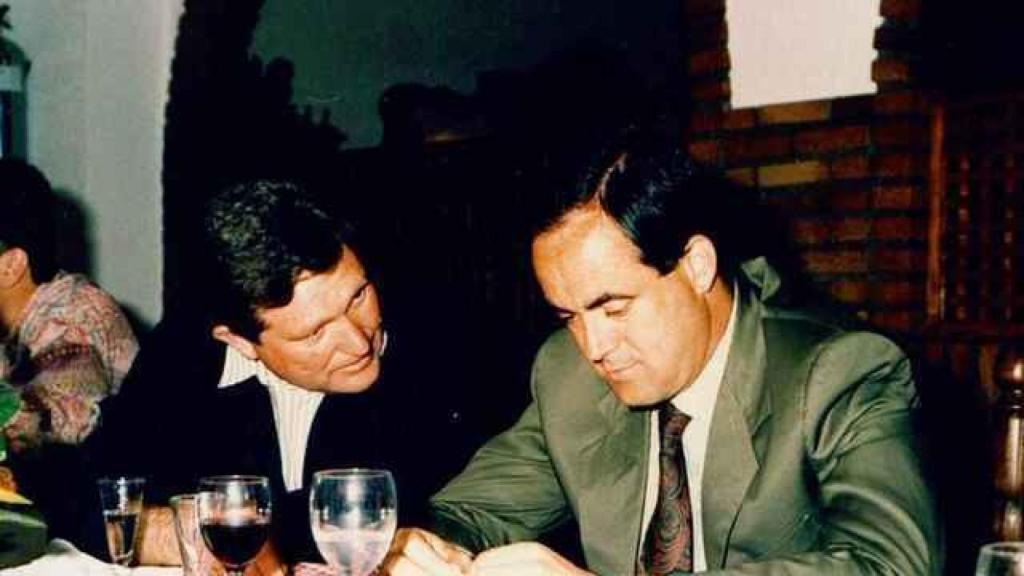 Cristóbal Rozalén, padre de la cantante, junto al político José Bono.