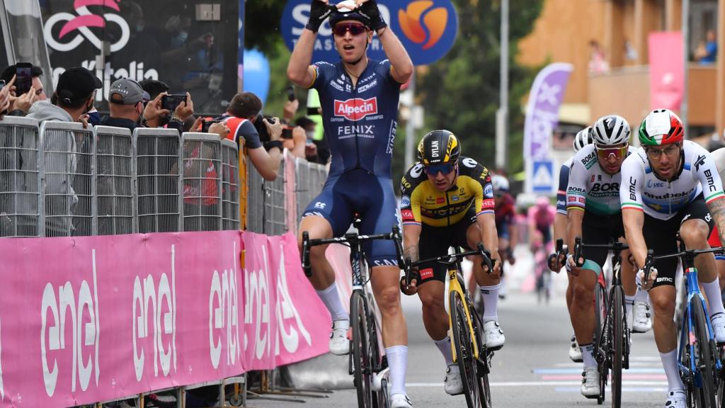 Tim Merlier celebra su victoria en el Giro de Italia 2021