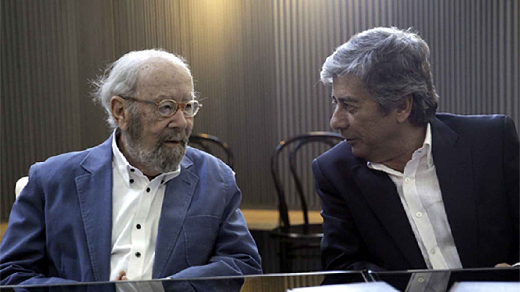 José Manuel Caballero Bonald junto a su biógrafo, Julio Neira