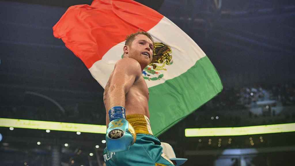 Saúl 'Canelo' Álvarez, con la bandera de México, tras ganar su tercer cinturón del supermedio