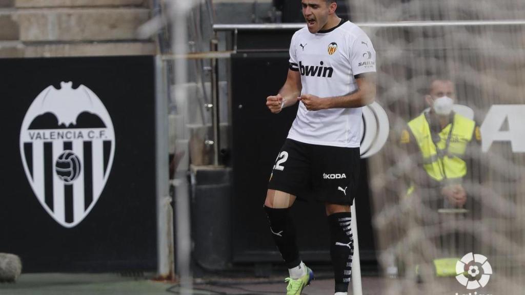 Maxi Gómez celebra un gol en Mestalla en La Liga 2020/2021