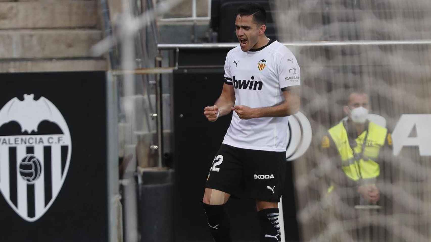 Maxi Gómez celebra un gol en Mestalla en La Liga 2020/2021