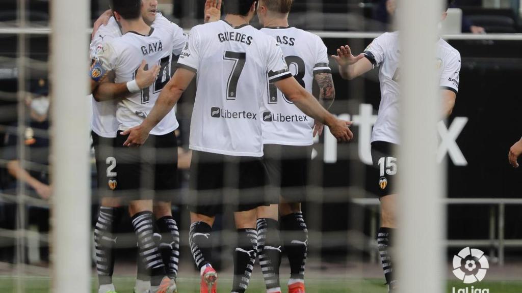 Piña de los jugadores del Valencia en La Liga 2020/2021