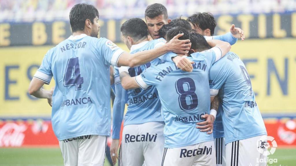 Piña de los jugadores del Celta de Vigo en La Liga 2020/2021