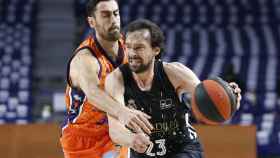Llull intenta escapar de la defensa de Valencia Basket