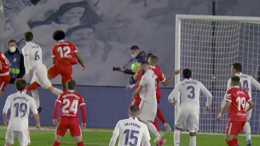 Mano de un jugador del Sevilla no pitada como penalti