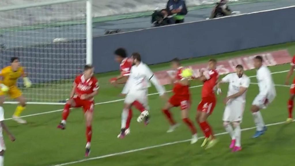 Mano de un jugador del Sevilla no pitada como penalti