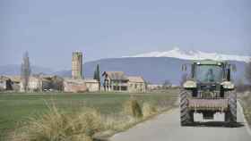 Un tractor en una carretera del municipio de Monesma y Cájigar en Huesca,. (EP/ Verónica Lacasa)