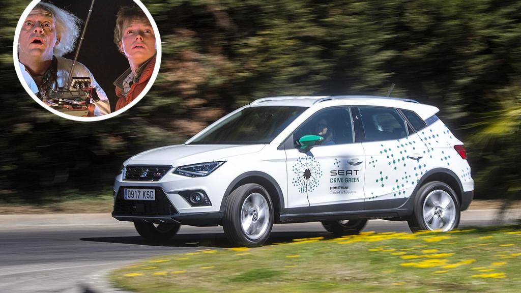 Coche de Seat alimentado con biometano en un montaje con 'Doc' y Marty McFly.