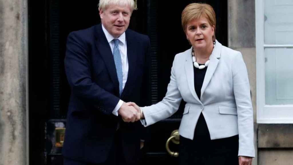 Boris Johnson y la ministra principal de Escocia, Nicola Sturgeon, en una reunión en julio de 2019 en Bute House, Edimburgo.