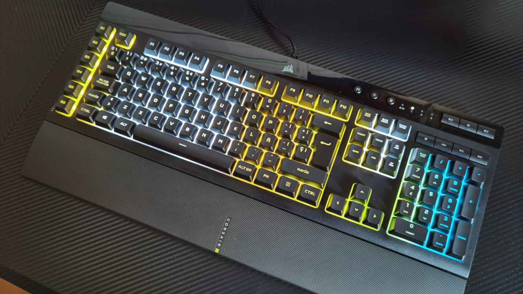 Probamos el Corsair K55 más completo y descubrimos por qué es un teclado  superventas