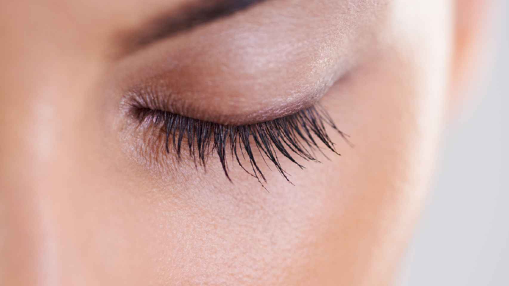 Cómo maquillar ojos caídos: trucos para rejuvenecer tu mirada
