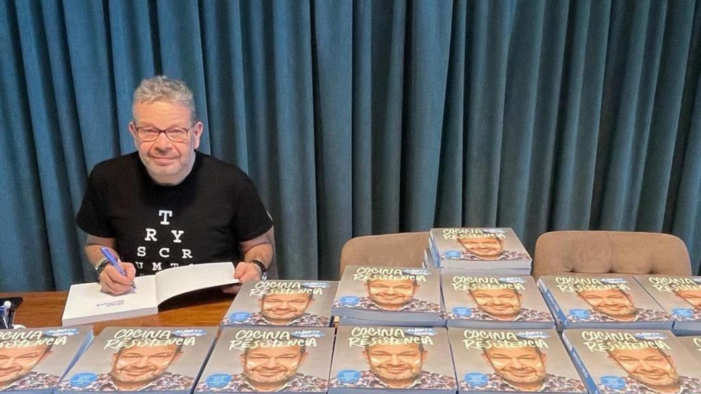 Aberto Chicote firmando ejemplares de su libro.
